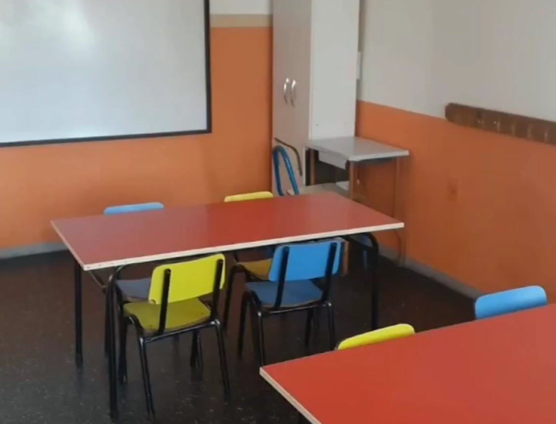 Aula del Colegio Golden con mesas y sillas de colores