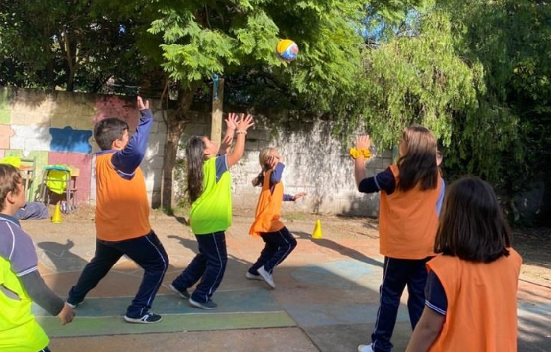Estudiantes participando en una actividad de educación física al aire libre