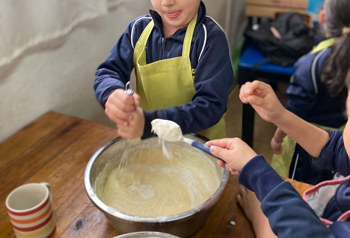 Niños preparando una actividad de cocina en el Colegio Golden