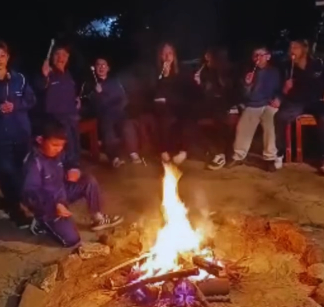 Estudiantes reunidos junto a un fogón durante Campa Cole